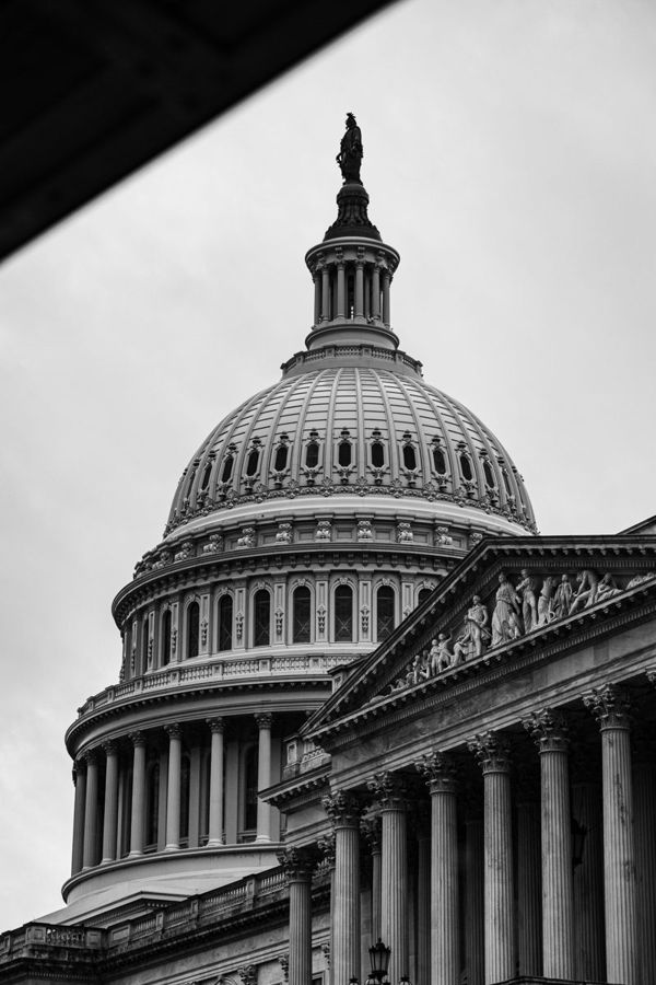 Kuppel des US-Kapitols in Washington, schwarz-weiß
