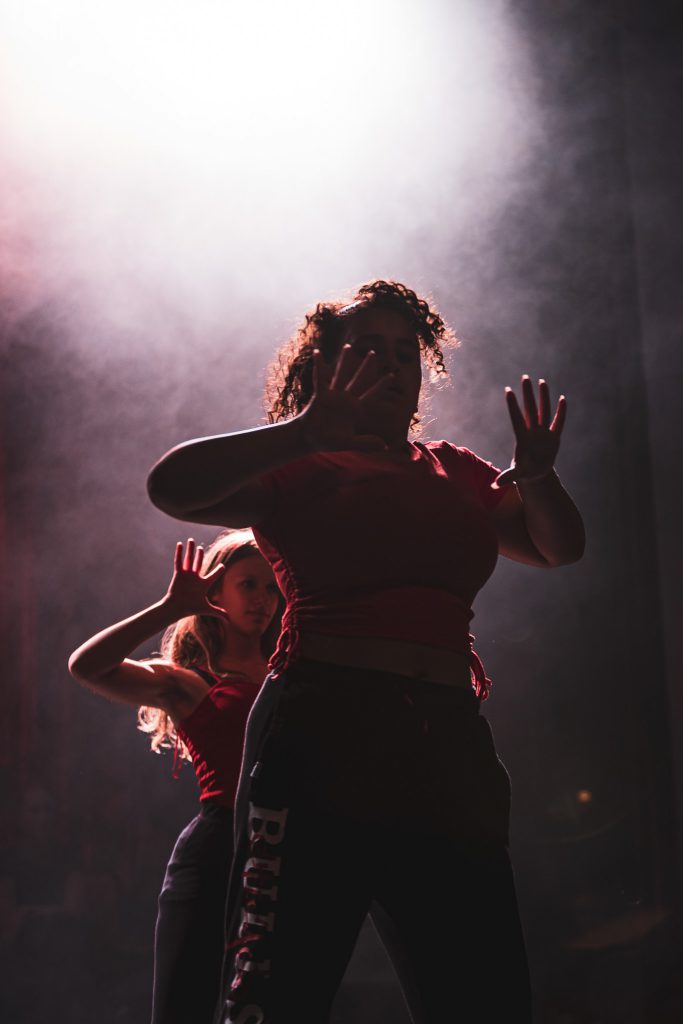 Frauen tanzen auf einer Bühne