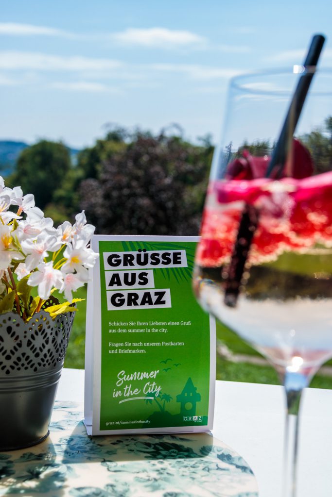 Ein Glas Weißwein auf einem Tisch